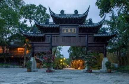 安徽安庆市一个冷门景点，以自然和人文风光著称的旅游胜地，深受游客喜爱